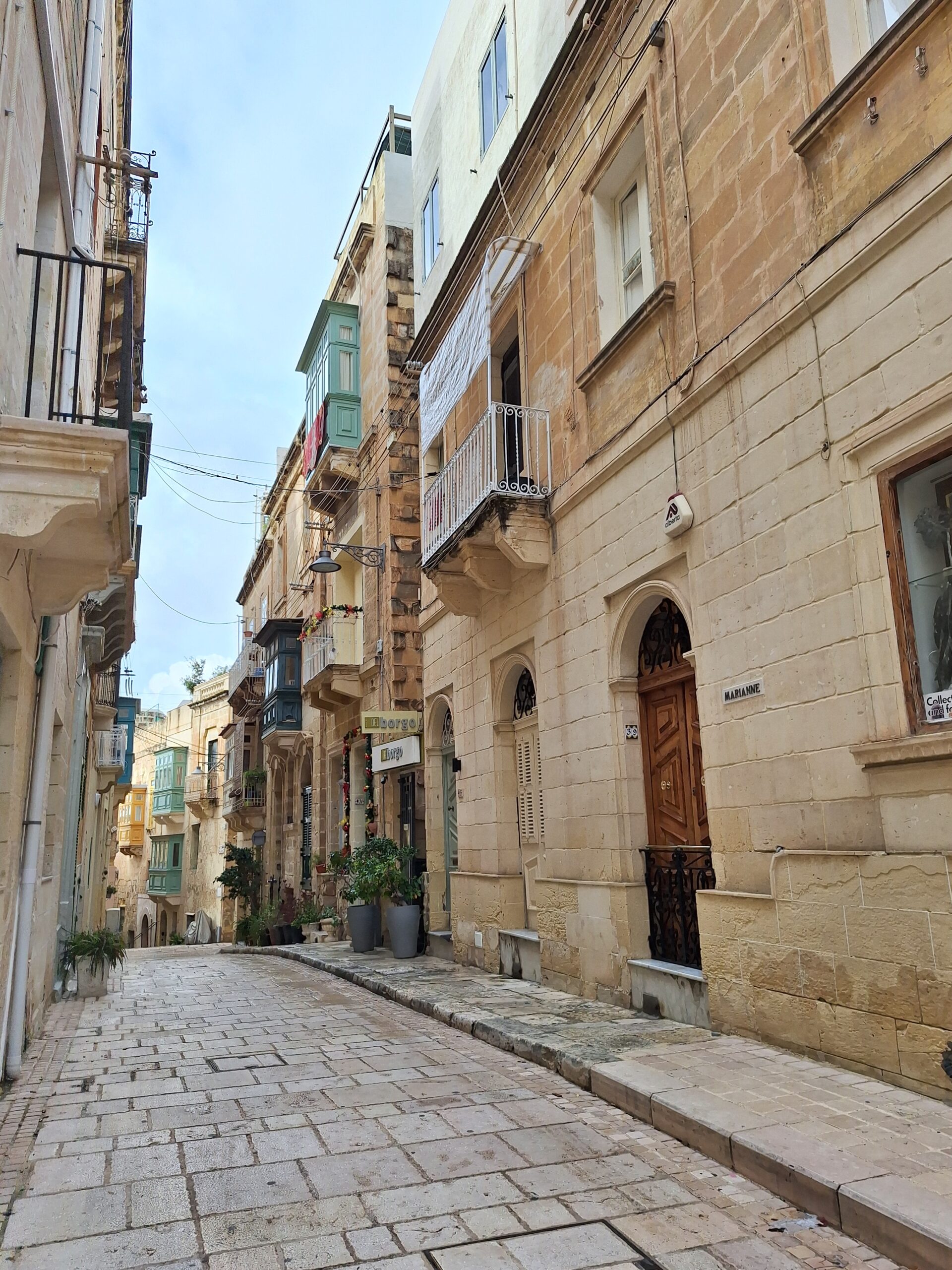 Malta Altstadt Gasse mit alten Gebäuden und Balkonen.