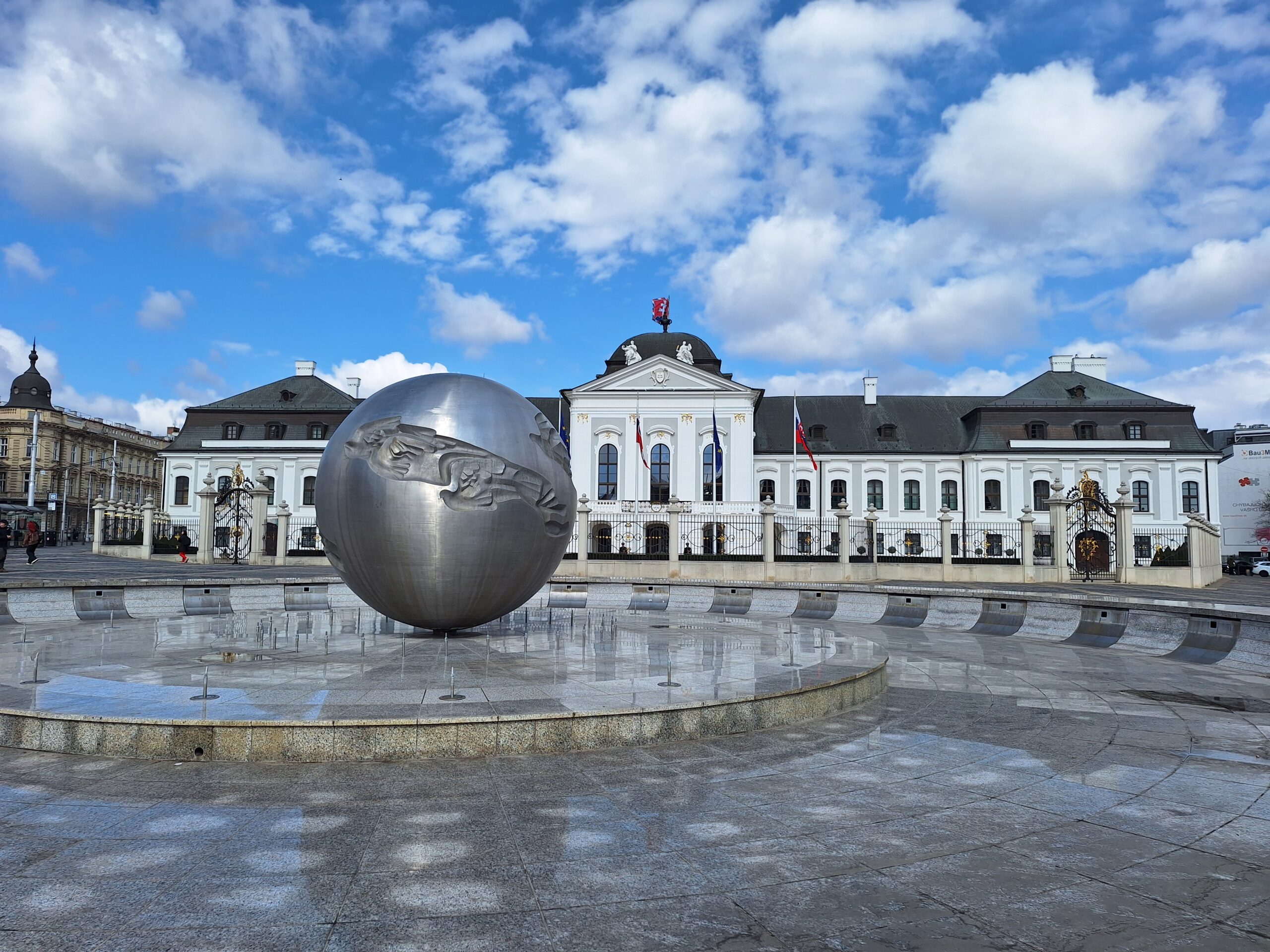 Auf dem Bild ist das Palais Grassalkovich und die Fontána Planéta mieru auch Friedensbrunnen genannt in Bratislava zu sehen.