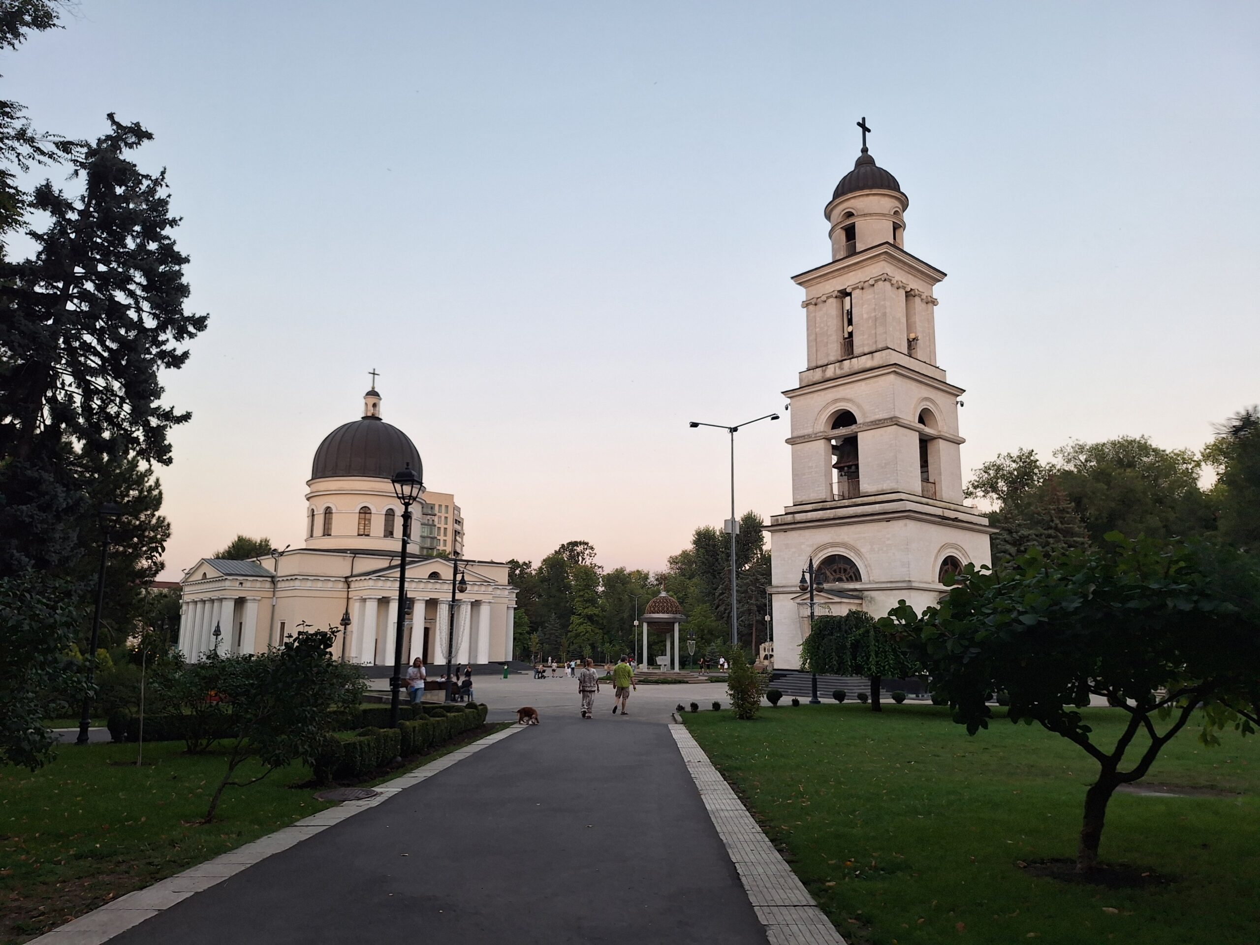 Kirche im Park bei Sonnenuntergang, ruhige Atmosphäre, historische Architektur, grüne Umgebung, beli.